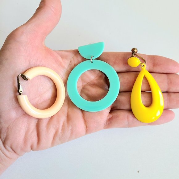 3 pairs of vintage plastic acrylic earrings. - Picture 6 of 6